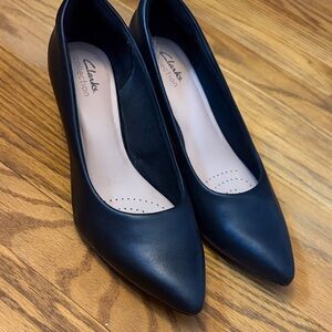Clarks Black Pointed-Toe Leather Pumps